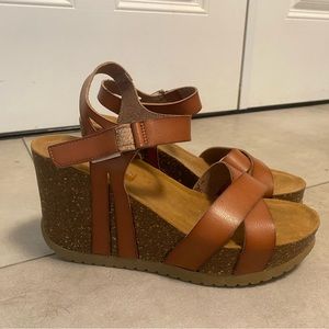 Bjorndal Kori NWOT tan wedges